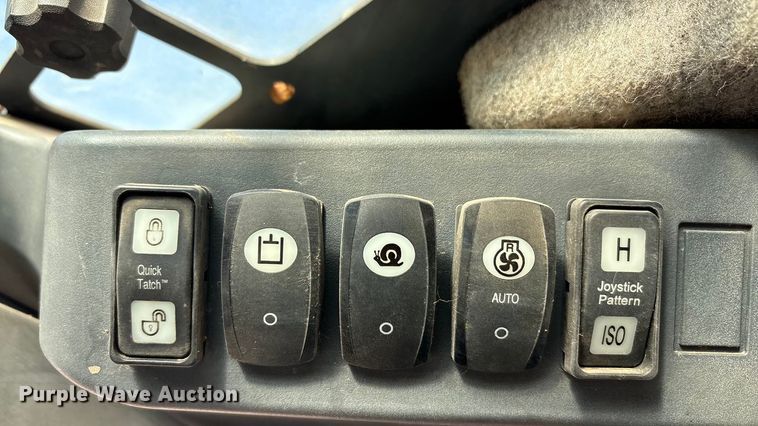 image for item EA7874 2012 John Deere 320D skid steer loader