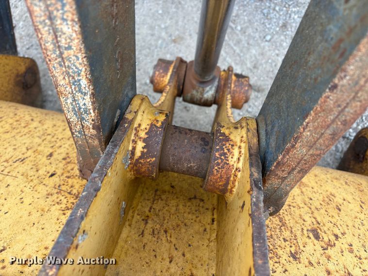 image for item EA7900 2010 John Deere 310J backhoe