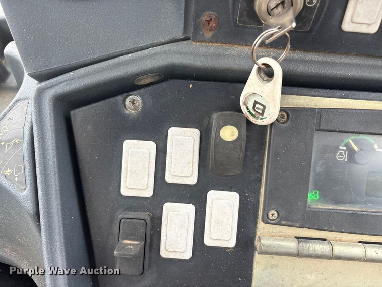 image for item EA7900 2010 John Deere 310J backhoe