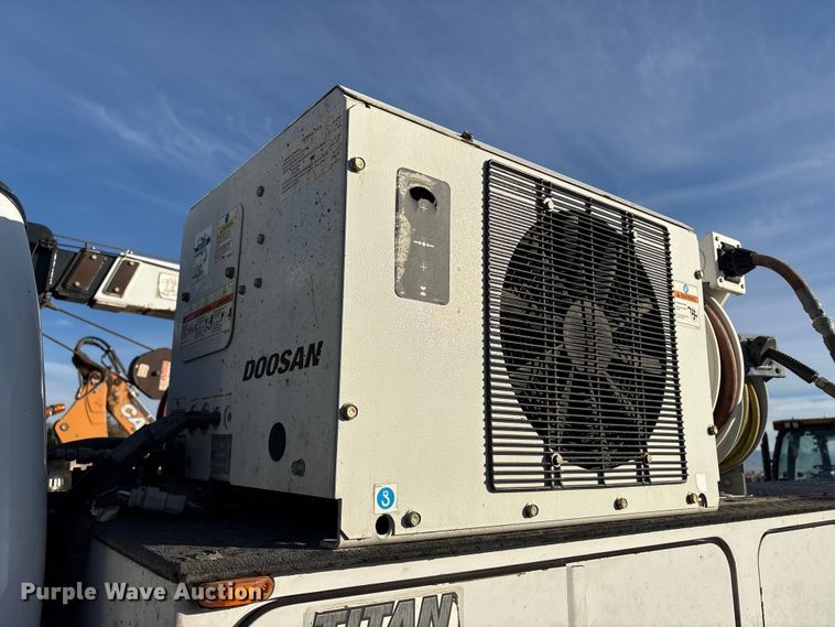 image for item EC8171 2008 Ford F650 Super Duty utility / service truck