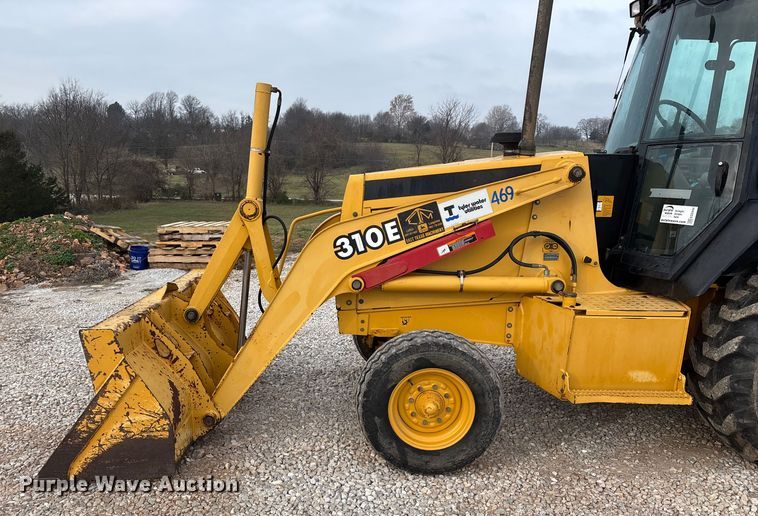 image for item ED2444 1999 John Deere 310E backhoe