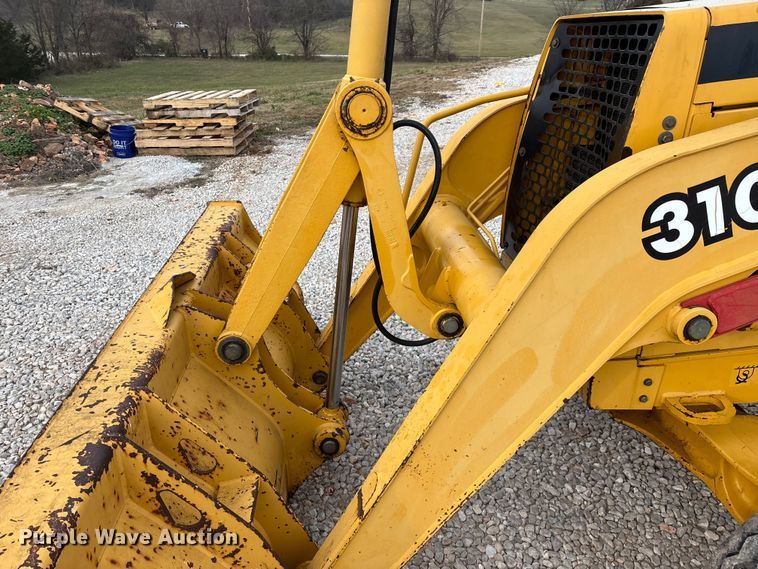 image for item ED2444 1999 John Deere 310E backhoe