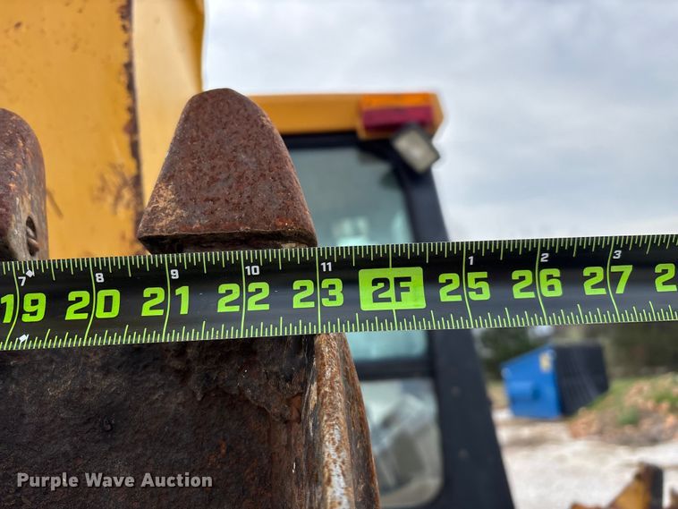 image for item ED2444 1999 John Deere 310E backhoe