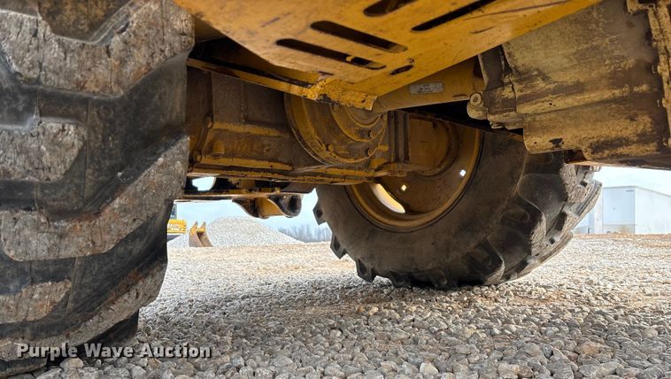 image for item ED2444 1999 John Deere 310E backhoe