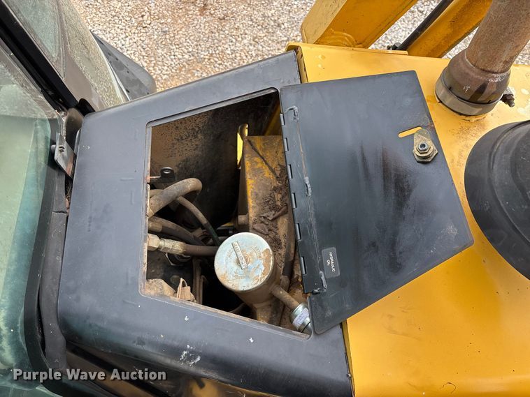 image for item ED2444 1999 John Deere 310E backhoe