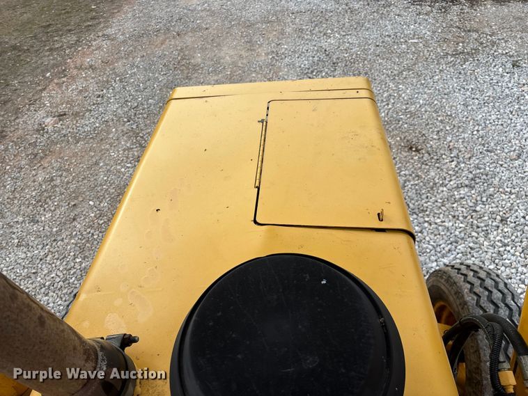 image for item ED2444 1999 John Deere 310E backhoe