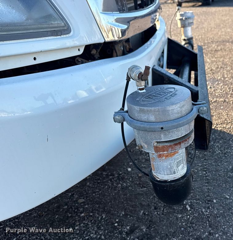 image for item EG1790 2018 Hino 338 tank truck