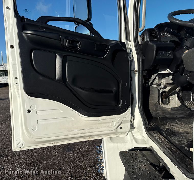 image for item EG1790 2018 Hino 338 tank truck