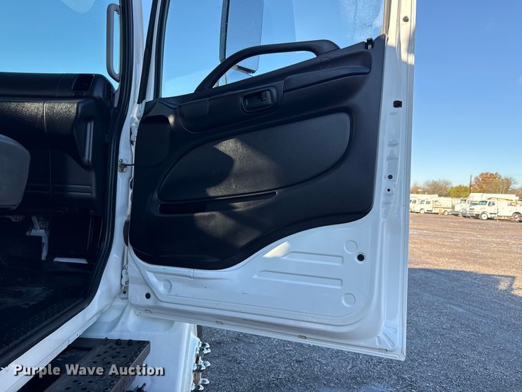 image for item EG1790 2018 Hino 338 tank truck