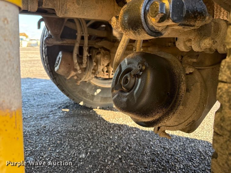 image for item EG1792 2012 Mack CHU613 flatbed truck