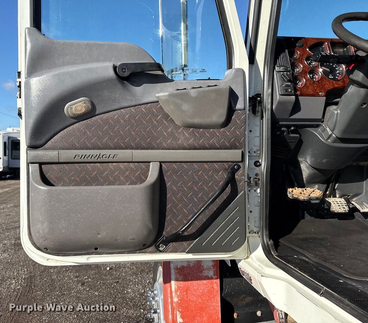 image for item EG1792 2012 Mack CHU613 flatbed truck