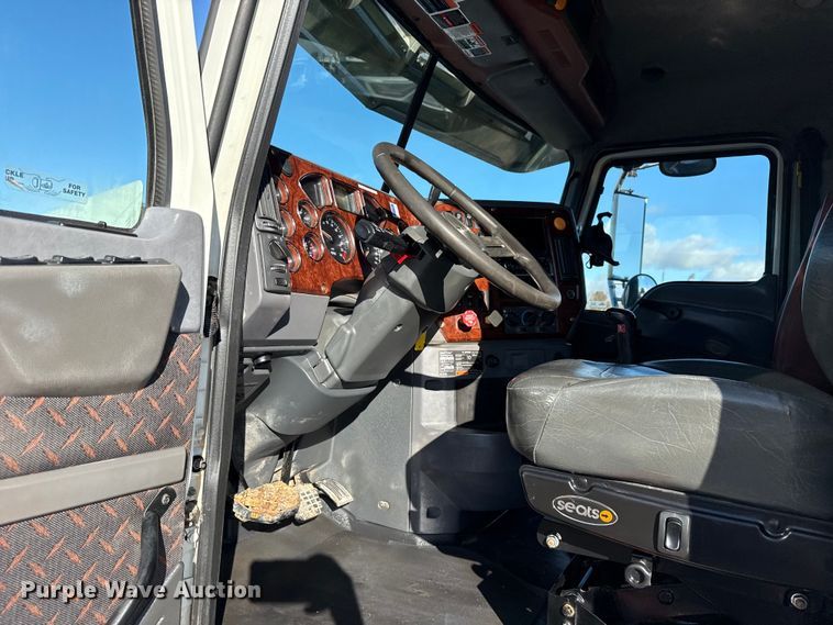 image for item EG1792 2012 Mack CHU613 flatbed truck