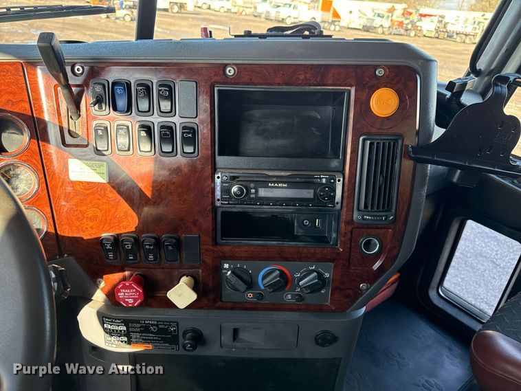 image for item EG1792 2012 Mack CHU613 flatbed truck