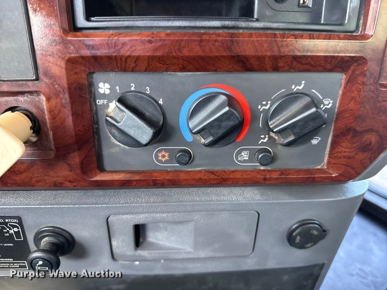 image for item EG1792 2012 Mack CHU613 flatbed truck