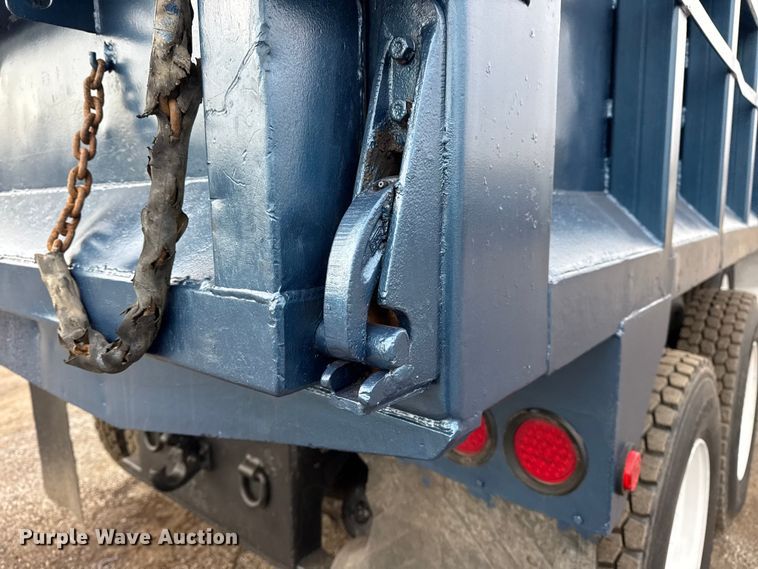 image for item EG1806 2000 Freightliner Classic dump truck