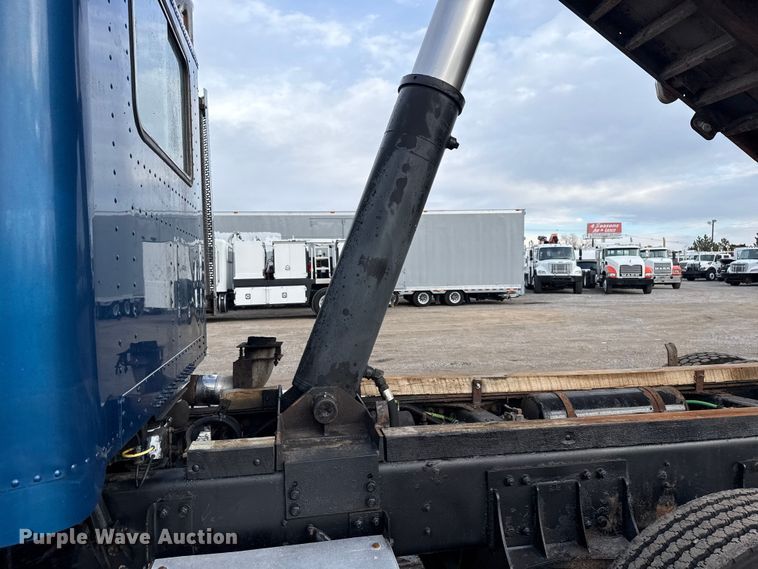 image for item EG1806 2000 Freightliner Classic dump truck