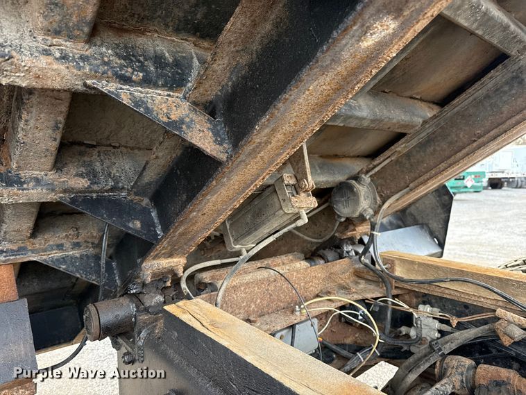 image for item EG1806 2000 Freightliner Classic dump truck