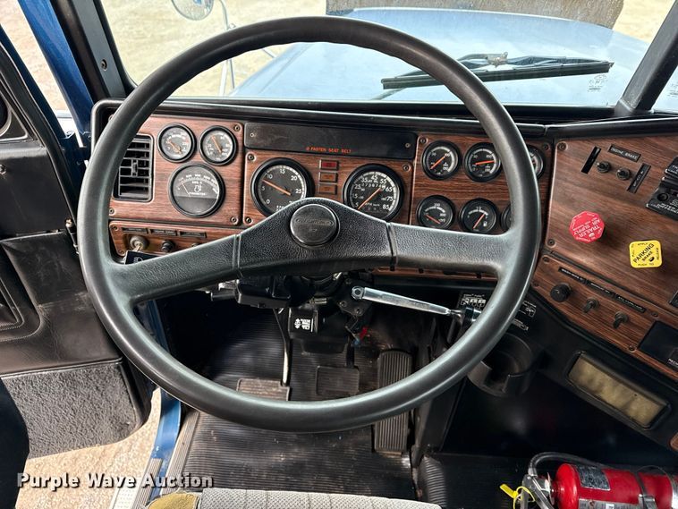 image for item EG1806 2000 Freightliner Classic dump truck