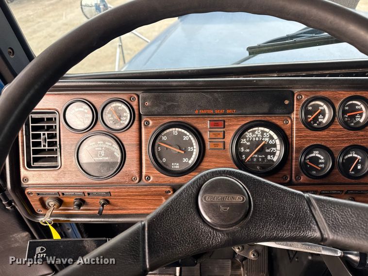 image for item EG1806 2000 Freightliner Classic dump truck