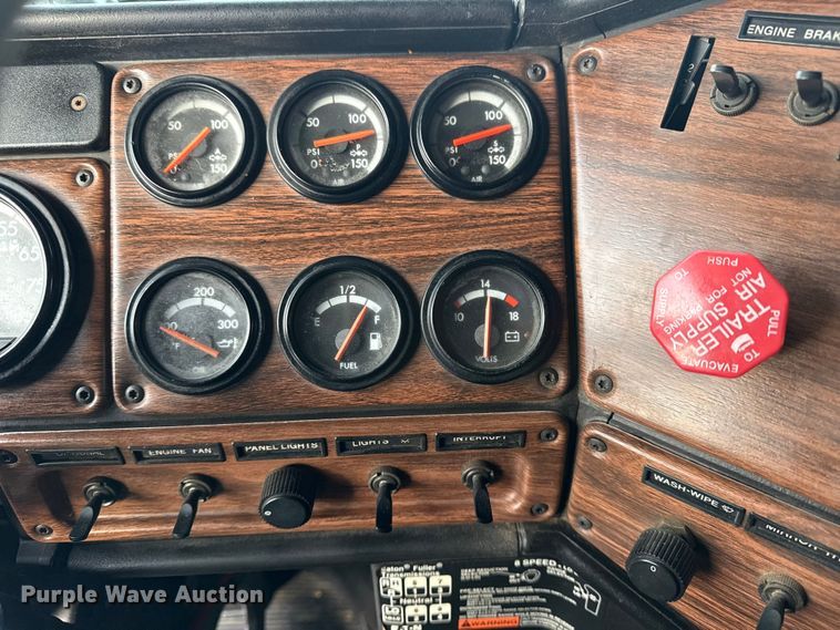 image for item EG1806 2000 Freightliner Classic dump truck