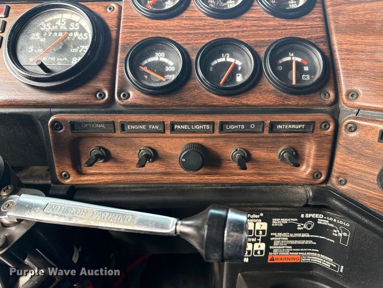 image for item EG1806 2000 Freightliner Classic dump truck