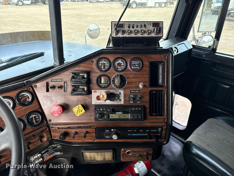 image for item EG1806 2000 Freightliner Classic dump truck