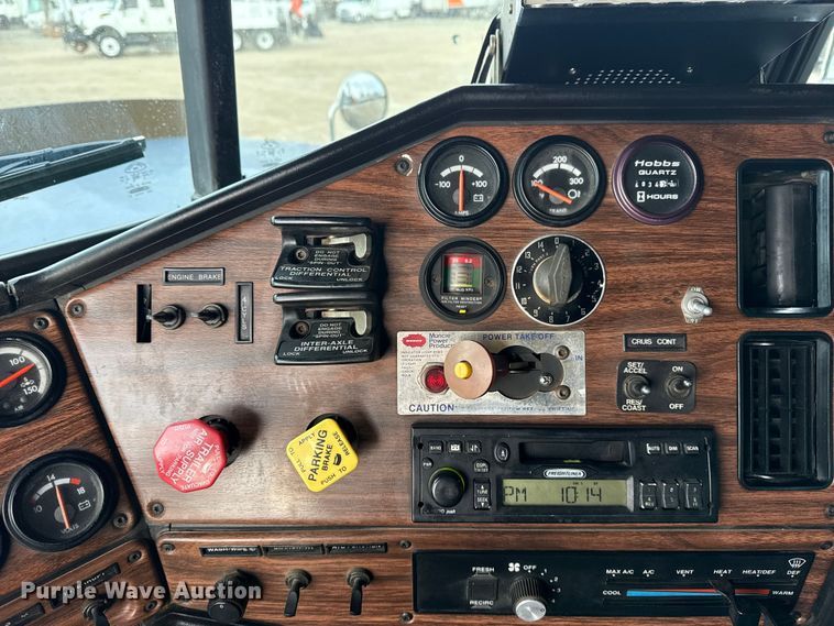 image for item EG1806 2000 Freightliner Classic dump truck