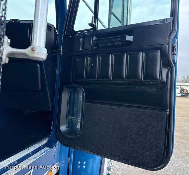 image for item EG1806 2000 Freightliner Classic dump truck