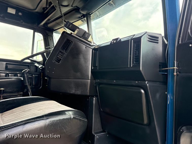 image for item EG1806 2000 Freightliner Classic dump truck