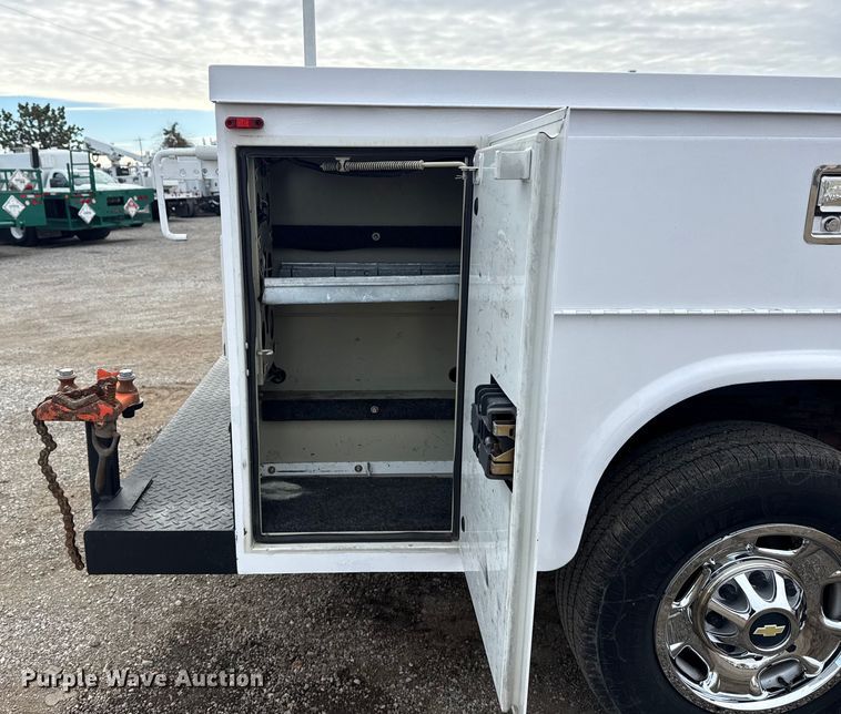 image for item EG1818 2011 Chevrolet 2500HD utility bed pickup truck