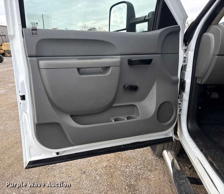 image for item EG1818 2011 Chevrolet 2500HD utility bed pickup truck