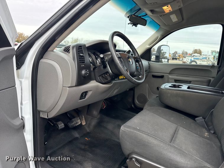 image for item EG1818 2011 Chevrolet 2500HD utility bed pickup truck