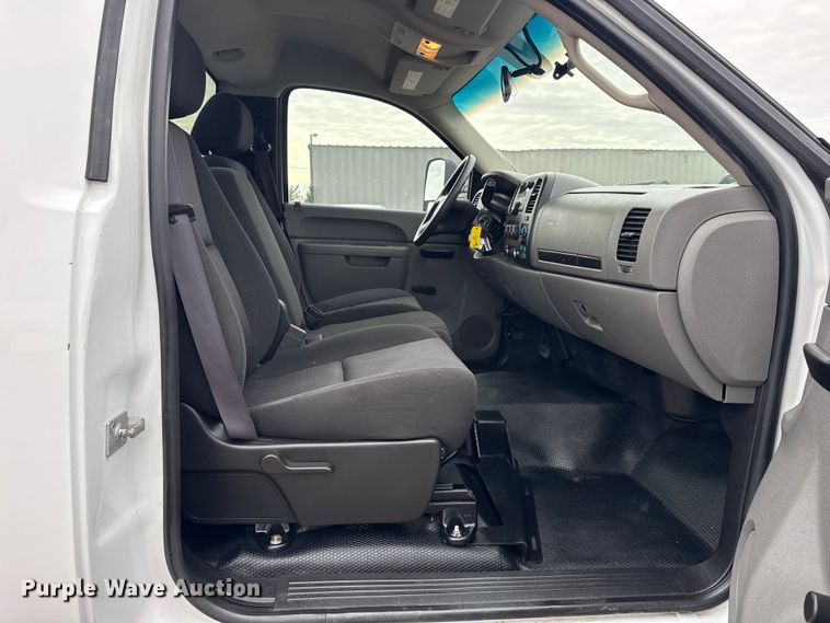 image for item EG1818 2011 Chevrolet 2500HD utility bed pickup truck