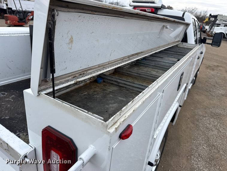 image for item EG1819 2019 Chevrolet 2500 HD Double Cab utility bed pickup truck