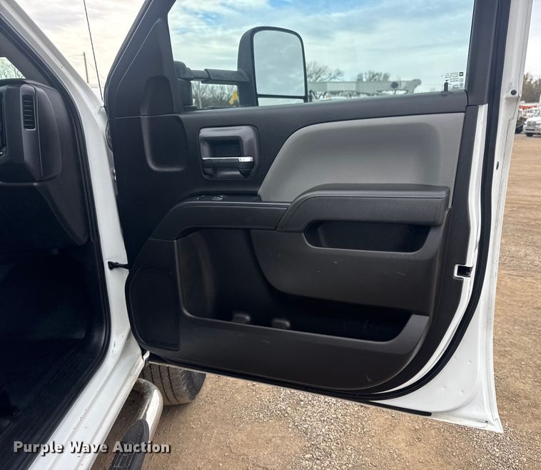 image for item EG1819 2019 Chevrolet 2500 HD Double Cab utility bed pickup truck