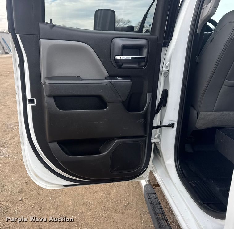 image for item EG1819 2019 Chevrolet 2500 HD Double Cab utility bed pickup truck