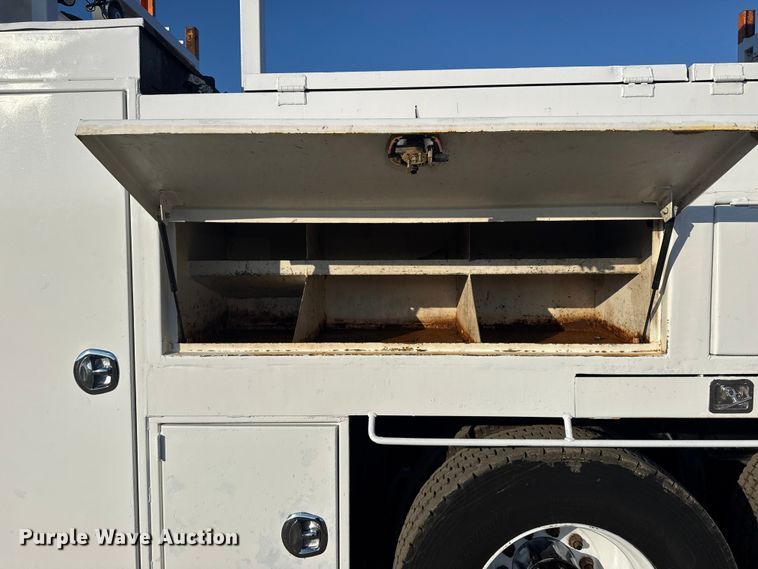 image for item EG1824 2007 Freightliner Business Class M2 crane truck