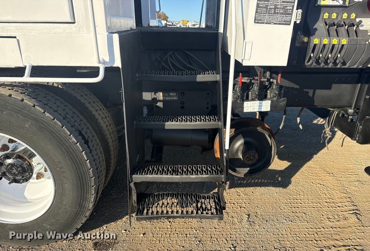 image for item EG1824 2007 Freightliner Business Class M2 crane truck