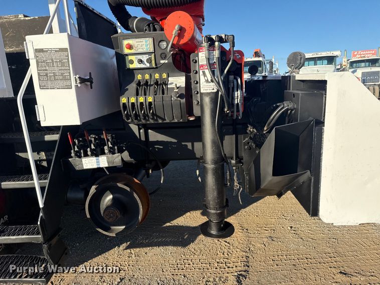 image for item EG1824 2007 Freightliner Business Class M2 crane truck