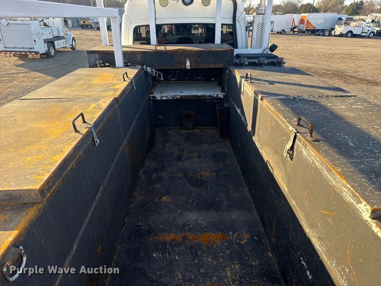 image for item EG1824 2007 Freightliner Business Class M2 crane truck