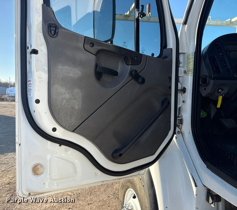 image for item EG1824 2007 Freightliner Business Class M2 crane truck