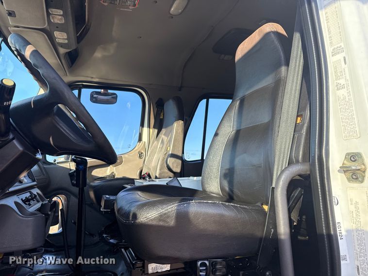 image for item EG1824 2007 Freightliner Business Class M2 crane truck