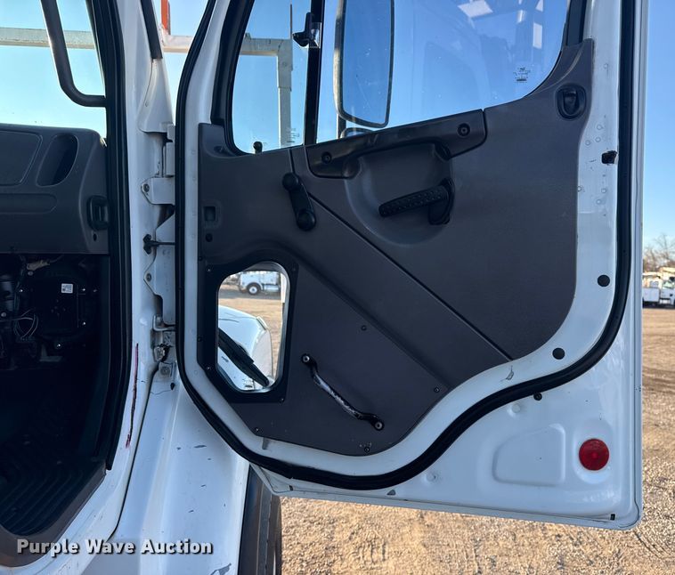 image for item EG1824 2007 Freightliner Business Class M2 crane truck