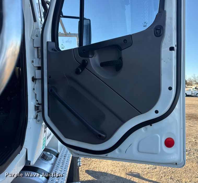 image for item EG1824 2007 Freightliner Business Class M2 crane truck