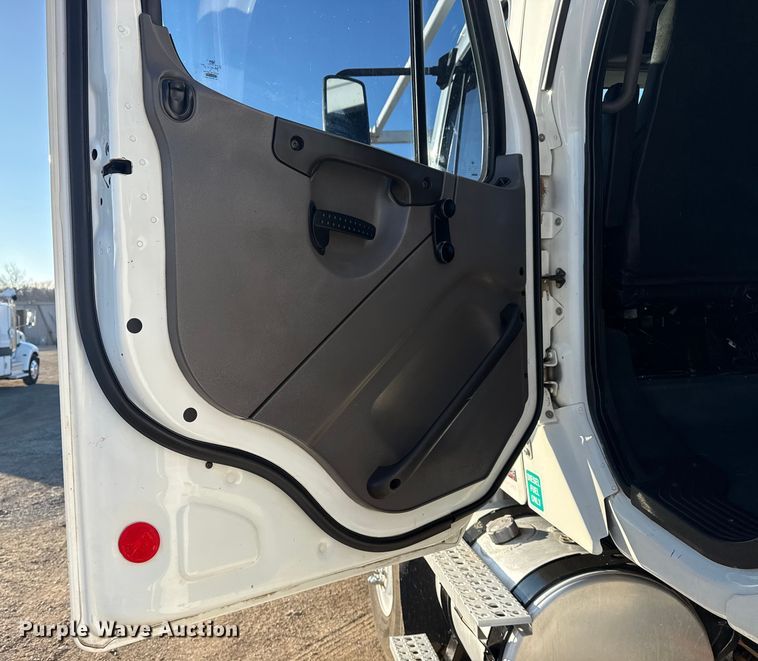 image for item EG1824 2007 Freightliner Business Class M2 crane truck