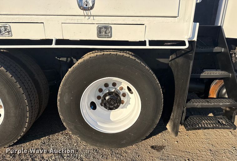 image for item EG1824 2007 Freightliner Business Class M2 crane truck