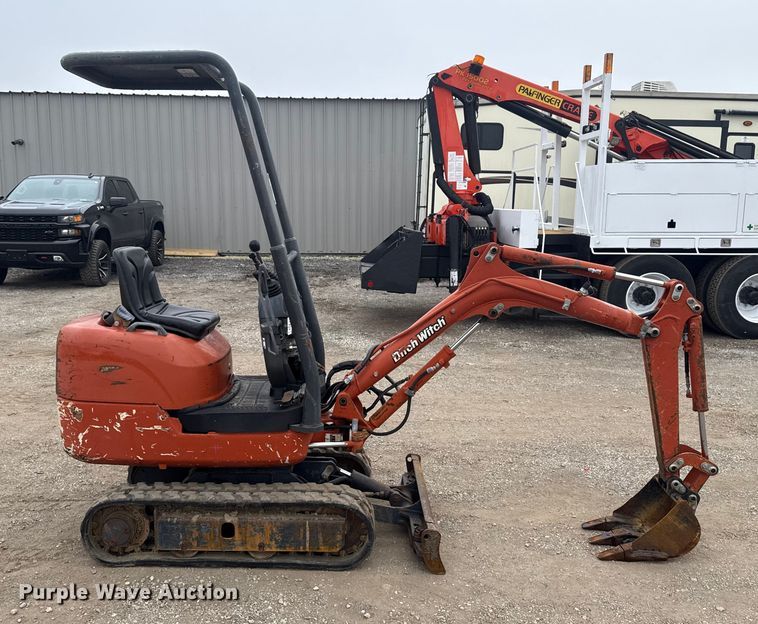 image for item EG1829 2003 Ditch Witch MX9 mini excavator