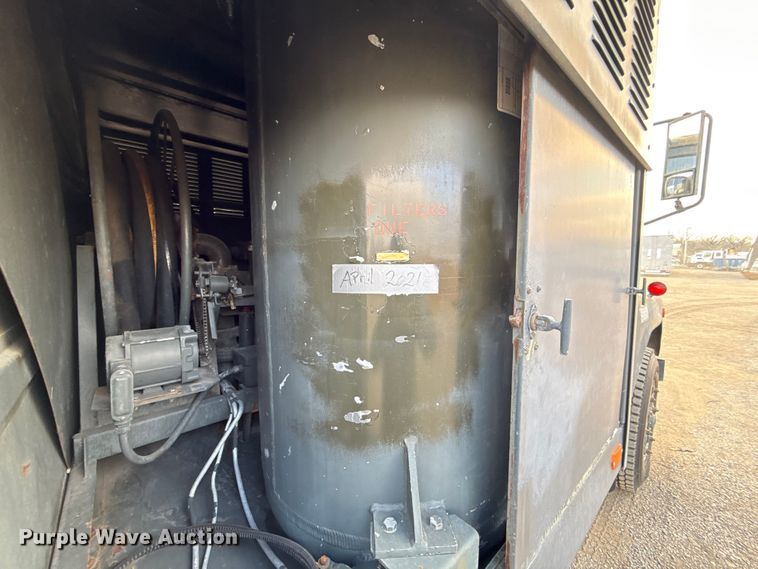 image for item EG1834 1983 Mack DM492S fuel / lube truck