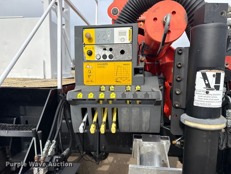 image for item EG1842 2010 International 7500 crane truck