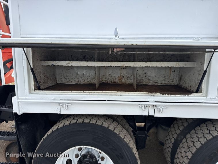 image for item EG1842 2010 International 7500 crane truck